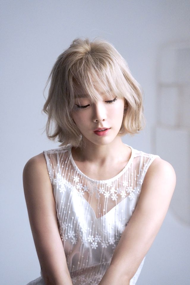 Mái tóc ngắn bạch kim kết hợp với nước da trắng ngần khiến Taeyeon nhìn như một cô gái tuổi 18 