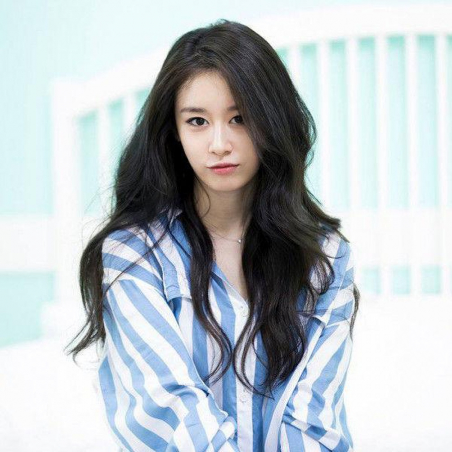 JiYeon đáng yêu nhẹ nhàng trong mái tóc đen dài
