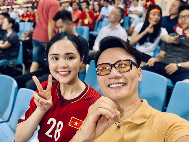 Hoàng Bách chụp hình kỉ niệm cùng Quỳnh Anh - bạn gái cầu thủ Duy Mạnh.    