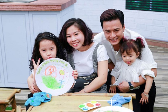 Diễn viên Hồng Đăng cùng vợ và hai con gái.