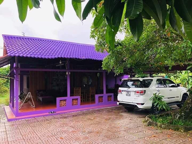 Ngôi nhà màu tím nổi bật khiến ai cũng thích thú.
