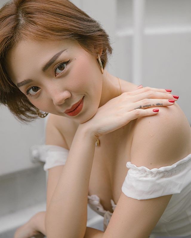 Tóc Tiên thu hút sự chú ý khi khoe khéo vòng 1 lấp ló vô cùng quyến rũ.