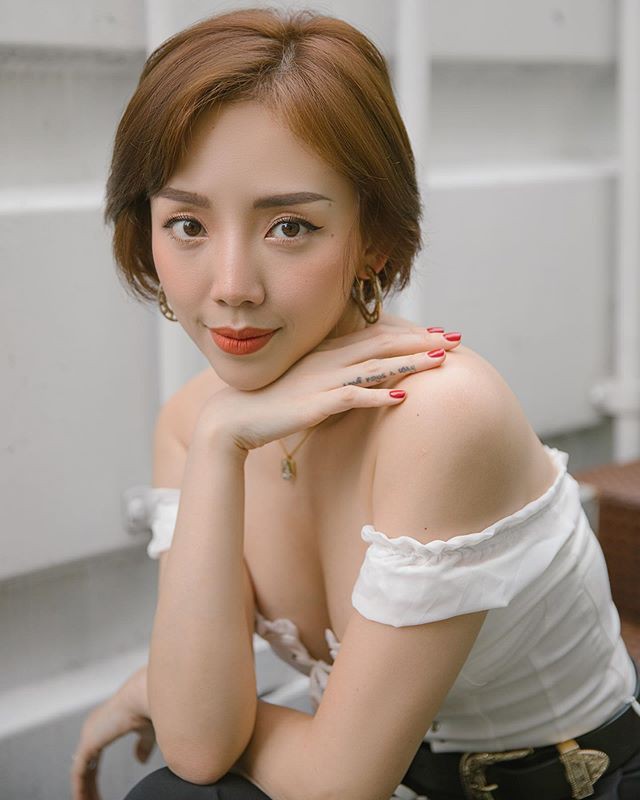 Bạn gái Hoàng Touliver được xem là một trong số các nữ ca sĩ sở hữu ngoại hình sexy khó cưỡng của của Vbiz.