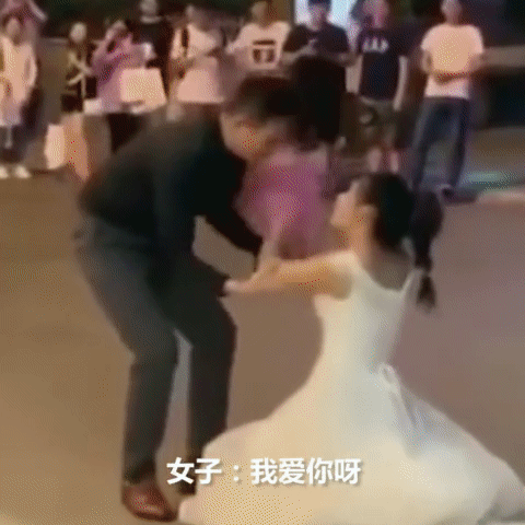 Cô gái mặc váy cưới đi cầu hôn bạn trai.
