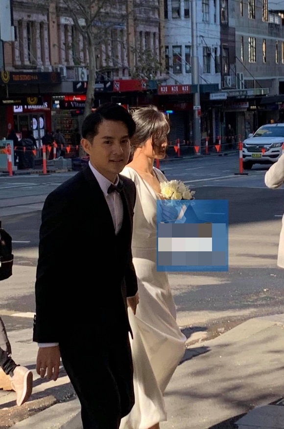 Hình ảnh Đông Nhi và Ông Cao Thắng dắt tay nhau chụp ảnh cưới gây sốt cộng đồng mạng.  