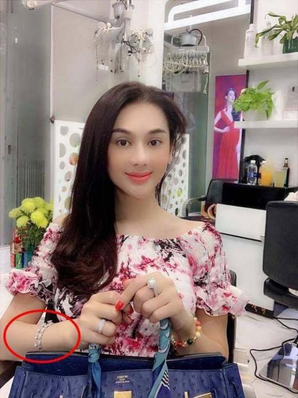 Lâm Khánh Chi làm mất vòng tay mà mẹ cô đã tặng ngày sinh nhật trị giá 5 tỷ đồng.