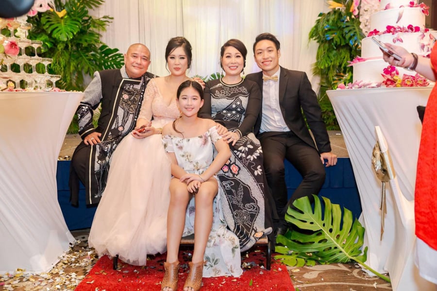 Gia đình hiện tại của Hồng Vân trong đám cưới người con gái cả của nữ diễn viên.