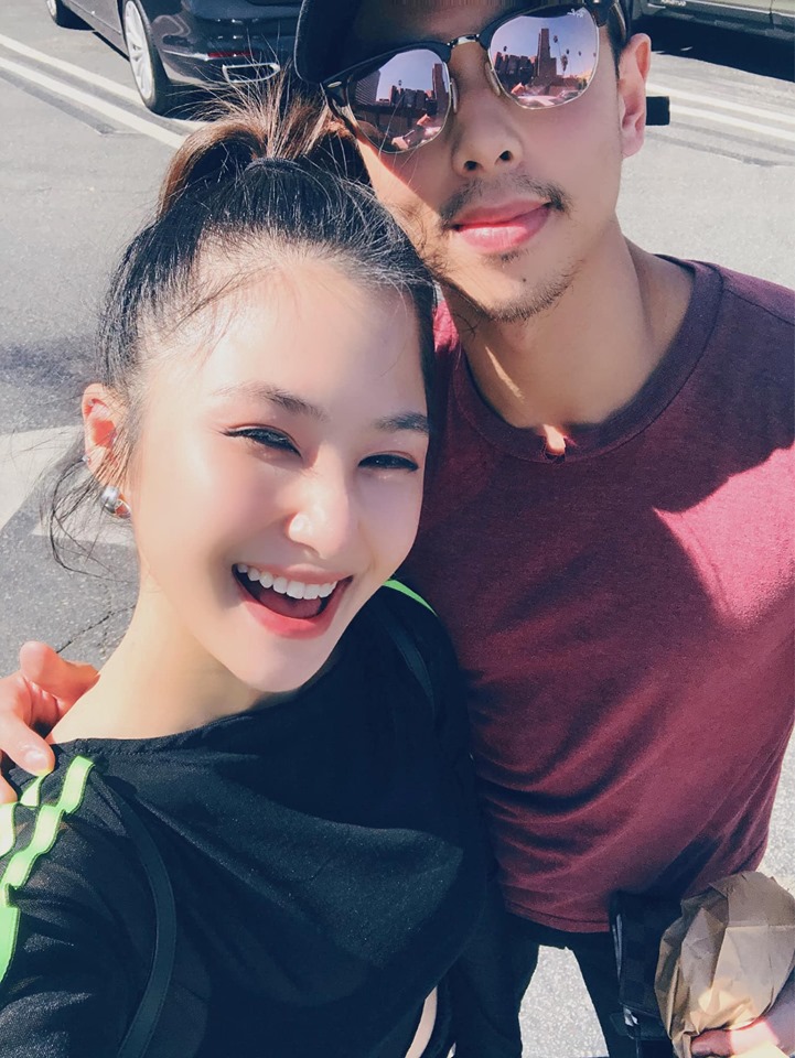 Mới đây, Hương Tràm tiết lộ chuyện đã có nếp nhăn ở đuôi mắt. Khi đọc chia sẻ của Hương Tràm nhiều cư dân mạng cho rằng dù có nếp nhăn nhưng nữ ca sĩ vẫn khá xinh đẹp. Bên cạnh đó, một số người lại quan tâm đến anh chàng vạm vỡ chụp ảnh cùng Hương Tràm. Trong đó, ca sĩ Phạm Quỳnh Anh cũng hỏi đàn em: