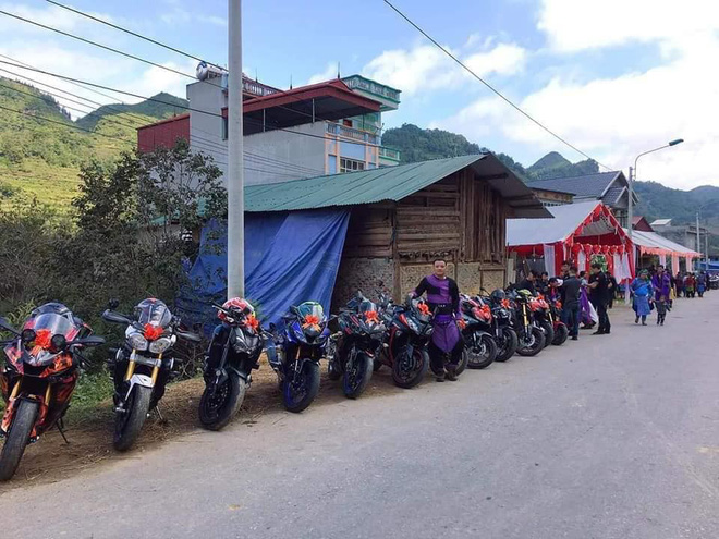 Những chiếc xe phân khối lớn được dựng ở bên ngoài rạp cưới.