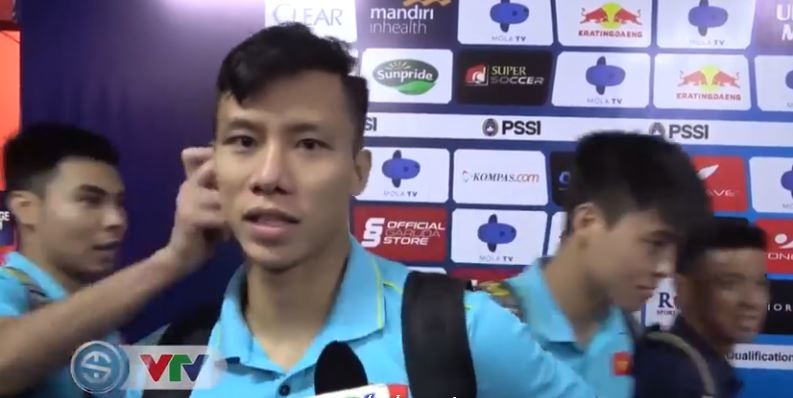 Quế Ngọc Hải bị Đức Huy nhéo tai.