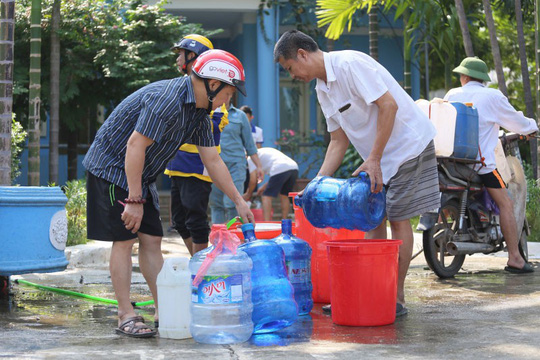 Một tuần qua, cuộc sống hàng nghìn người dân bị đảo lộn. Họ lo lắng nguồn nước ảnh hưởng đến sức khỏe nên  phải đi xách nước từ xe tec, mua nước đóng chai về nấu ăn, sinh hoạt. 