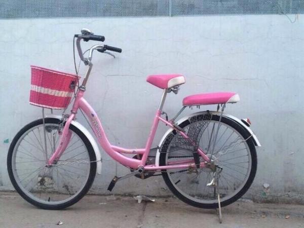 Chiếc xe đạp màu hường của nữ sinh.