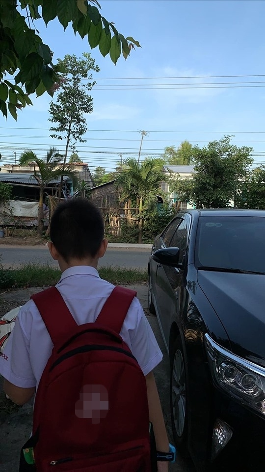 Trung Kiên tranh thủ dậy sớm, đưa cậu con trai đến trường.