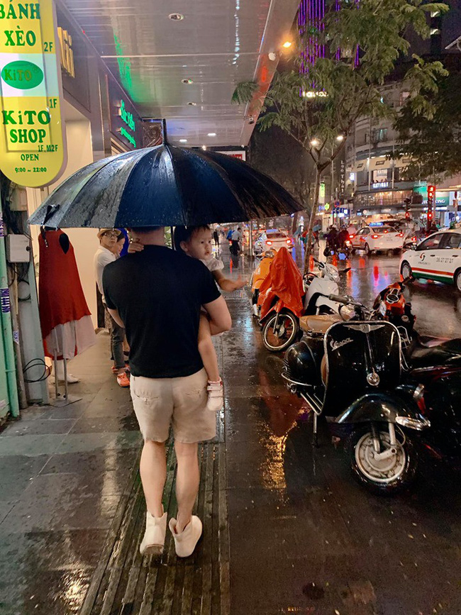 Phan Như Thảo được ông xã lo lắng mang ô đến tận chỗ tập đón vợ về nhà.  