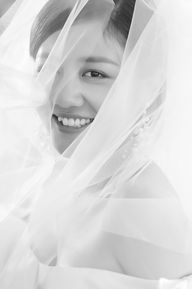 Sau khi công khai giấy đăng ký kết hôn, Văn Mai Hương tiếp tục đăng tải hình ảnh diện váy cưới xinh đẹp. Đi kèm hình ảnh gây hoang mang dư luận, nữ ca sĩ viết: 