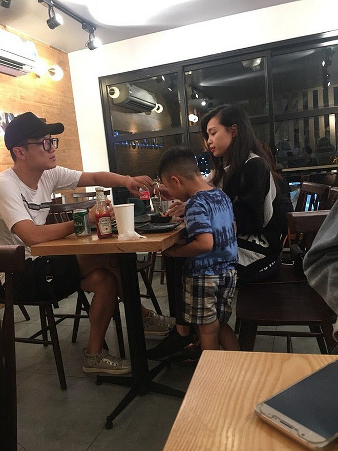 Loạt ảnh Chí Nhân thân thiết đi ăn cùng con trai và cô gái lạ mặt được chia sẻ lên mạng xã hội mới đây.