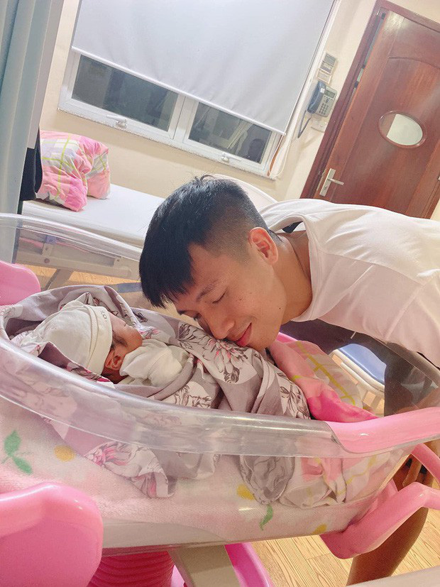 Bùi Tiến Dũng và bà xã Khánh Linh đã chào đón con gái đầu lòng vào chiều 21/10 vừa qua. Khánh Linh - vợ Bùi Tiến Dũng đã nhanh chóng chia sẻ khoảnh khắc nam trung về khẽ hôn con gái nhỏ.