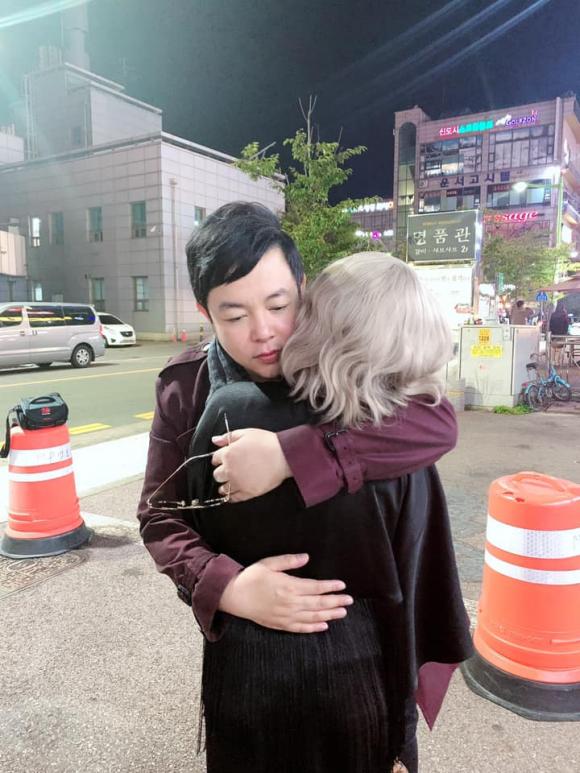 Nam ca sĩ Quang Lê gây chú ý khi bất ngờ công khai hình ảnh ôm chặt cô gái lạ tại Hàn Quốc.