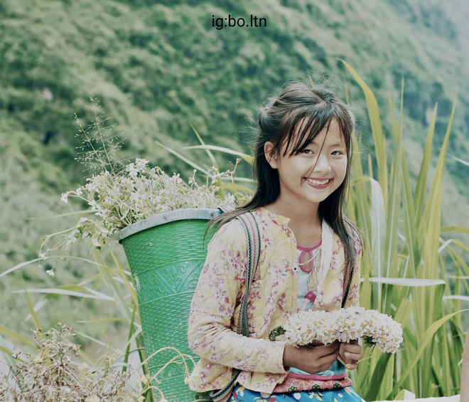 Cô bé vùng cao đứng bán vòng hoa ở dốc Thẩm Mã - Hà Giang. (Ảnh: Lê Thành Nam)