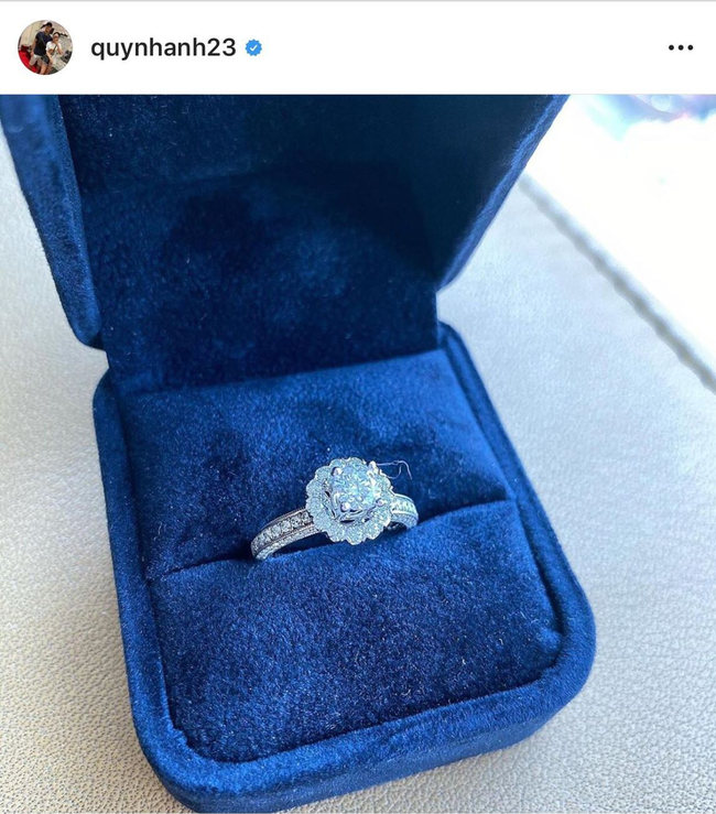 Chiếc nhẫn kim cương được Quỳnh Anh đăng tải lên trang cá nhân.