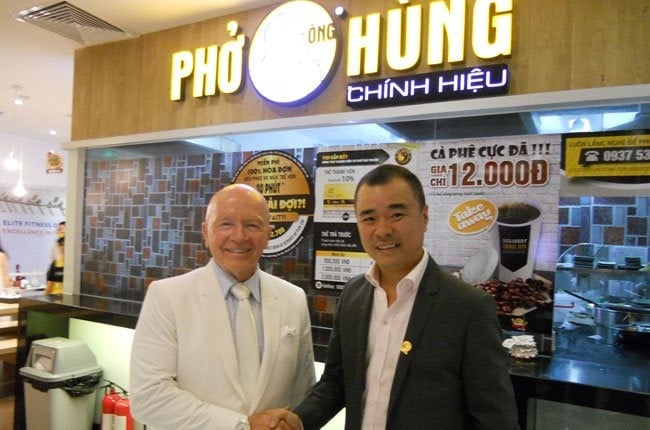 Đứng sau chuỗi Món Huế là công ty Huy Việt Nam, chủ sở hữu của nhiều chuỗi ẩm thực khác như Phở Ông Hùng, Cơm Thố Cháy.