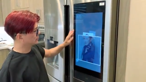 Chiếc tủ lạnh cao cấp có màn hình hiển thị ảnh của Mr. Đàm.