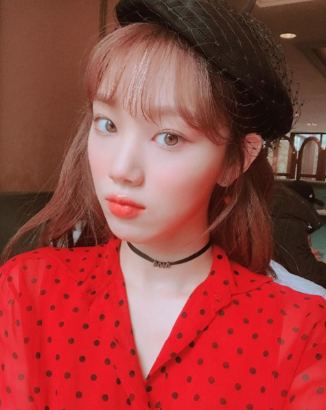 Nữ diễn viên Lee Sung Kyung cũng rất ưa chuộng kiểu make-up này vì nó giúp cô nhìn vô cùng trẻ trung và đáng yêu. Nhìn những tấm ảnh này ai nghĩ cô đã 30 tuổi rồi chứ?