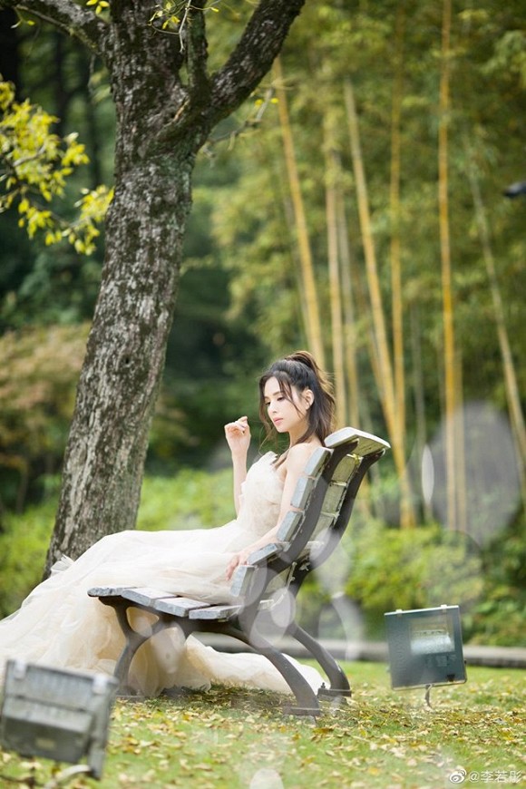 Chiếc váy trắng voan đơn giản nhưng tinh tế càng giúp tôn lên vẻ đẹp như thần tiên của Lý Nhược Đồng.
