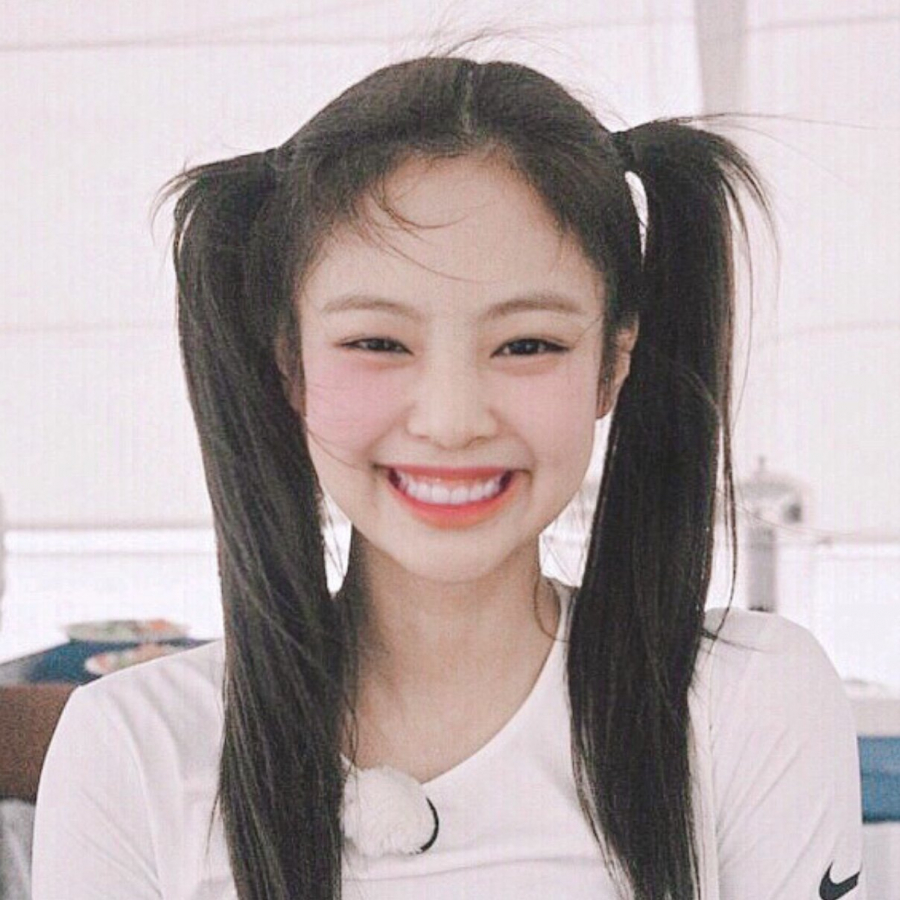 Jennie Kim vốn đã sở hữu một vẻ ngoài vô cùng đáng yêu nên khi sử dụng kiểu trang điểm này chỉ càng khiến người hâm mộ thêm nhớ thương mà thôi