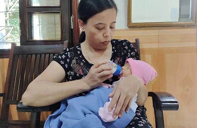 Bé sơ sinh đang được các mẹ ở làng trẻ SOS Vinh chăm sóc trong lúc chờ người thân tới nhận.