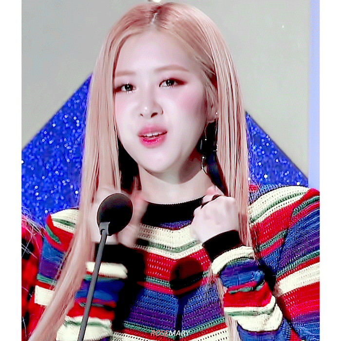 BlackPink Rosé với layout makeup trái đào với hai tone khác nhau là : cam nude - hồng nude và hồng baby. Sở dĩ nàng idol sinh năm 1997 hay sử dụng kiểu trang điểm này vì cô sở hiểu một cặp má phính và làn da trắng sứ nên sẽ khiến vẻ ngoài của cô nhìn ngọt ngào và đáng yêu hơn.