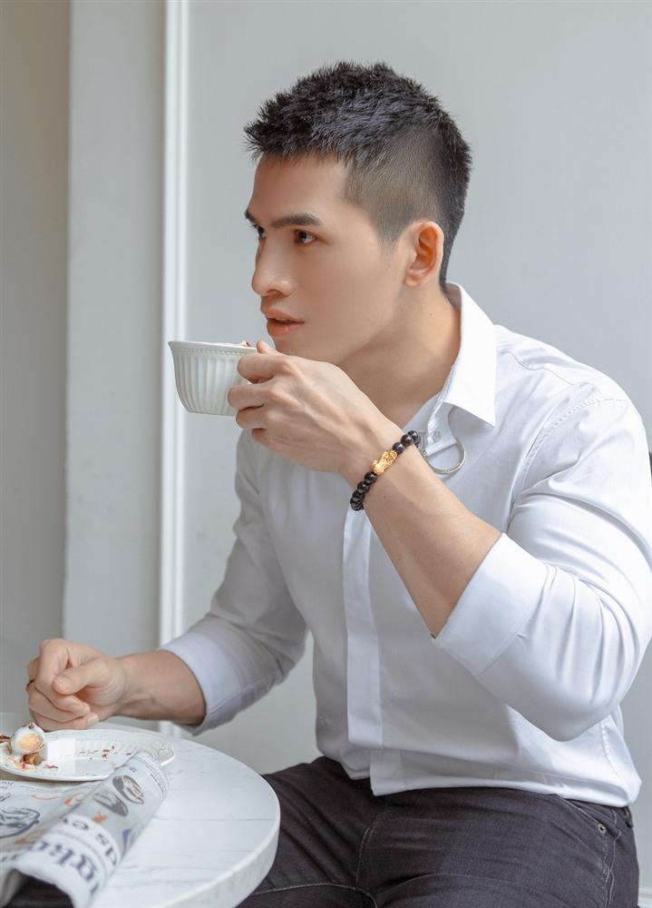 Quốc Thiên từng vướng nghi vấn hẹn hò với stylist Hoàng Ku tuy nhiên chính anh đã lên tiếng phủ nhận tin đồn này.