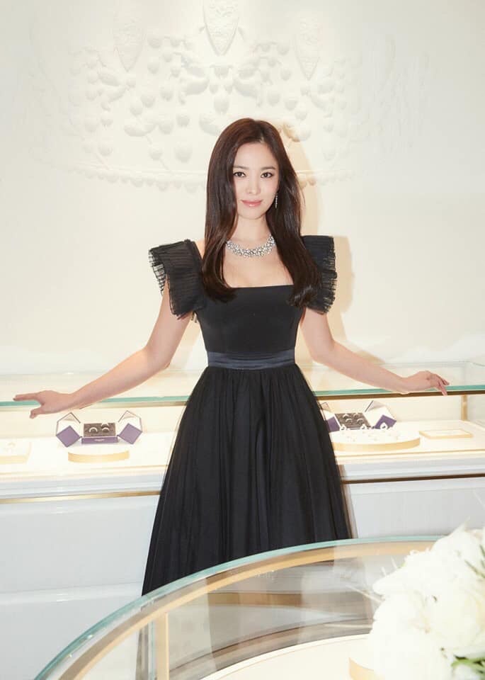 Nhìn Song Hye Kyo xinh đẹp kiêu sa như loài thiên nga đen vậy