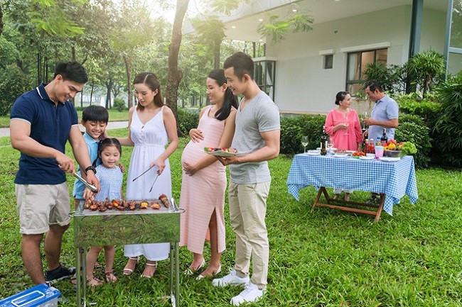 Ngoài yếu tố thiên nhiên xanh thì vai trò của người phụ nữ là một trong những yếu tố tích cực gắn kết gia đình.