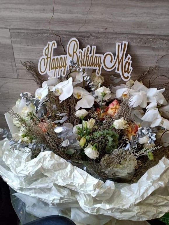 Hoàng Thùy Linh tặng mẹ Gil Lê một bó hoa gắn dòng chữ 