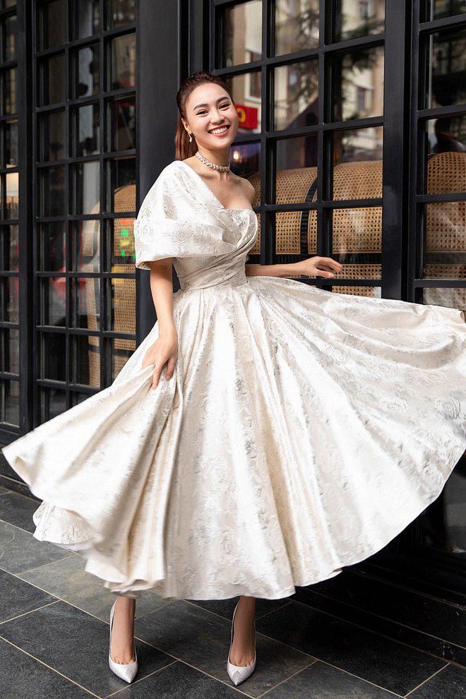 Ninh Dương Lan Ngọc xuất hiện rạng rỡ như công chúa tại Sa Pa để tham sự show thời trang đặc biệt của NTK Lê Thanh Hoà.
