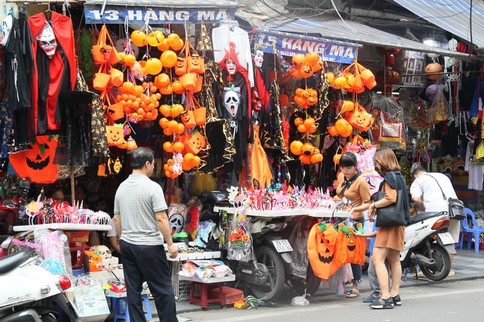 Phố Hàng Mã tràn ngập đồ trang trí và hóa trang cho dịp Halloween. (Ảnh: Kinh tế & Đô thị)