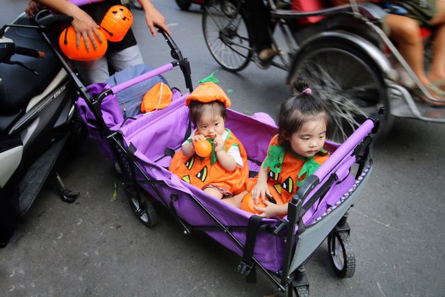 Rất nhiều em nhỏ được bố mẹ sắm đồ hóa trang cho dịp Halloween. (Ảnh: Dân trí)