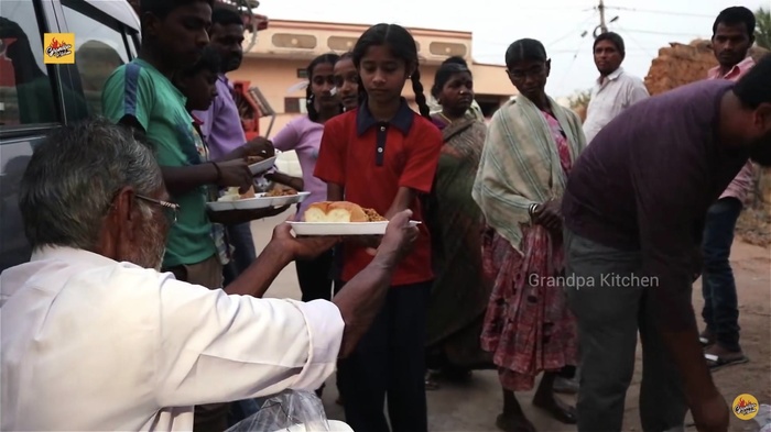 Cụ ông chia sẻ thức ăn cho những đứa trẻ mồ côi.