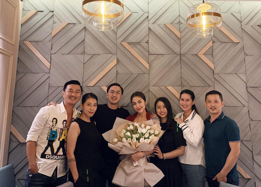Tối 30/10, Tăng Thanh Hà có dịp tổ chức tiệc sinh nhật cùng ông xã và hội bạn thân. Ngoài khoảnh khắc đầy ấm áp bên ông xã và bạn bè, nhan sắc của Tăng Thanh Hà cũng là điều mà cộng đồng mạng quan tâm. Dù đã sang tuổi 33 và trải qua 2 lân vượt cạn nhưng Tăng Thanh Hà vẫn giữ được vẻ xinh đẹp tuyệt trần. Mặc dù ngoại hình khá gầy nhưng vẻ mặn mà vẫn khiến dư luận phải xuýt xoa.