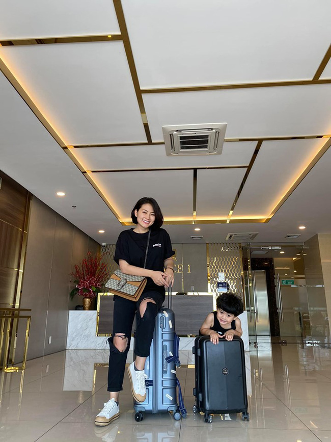 Hai mẹ con nữ diễn viên ăn mặc năng động, tự thân xách hành lý ra sân bay mà không có bố Thanh Bình