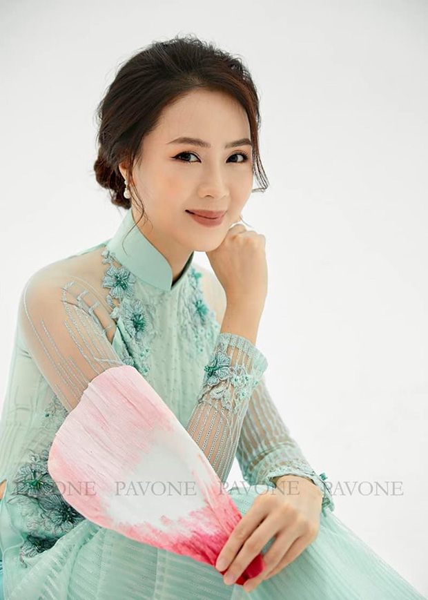 Hồng Diễm đẹp nền nã trong bộ ảnh áo dài vừa đăng tải trên trang cá nhân.    