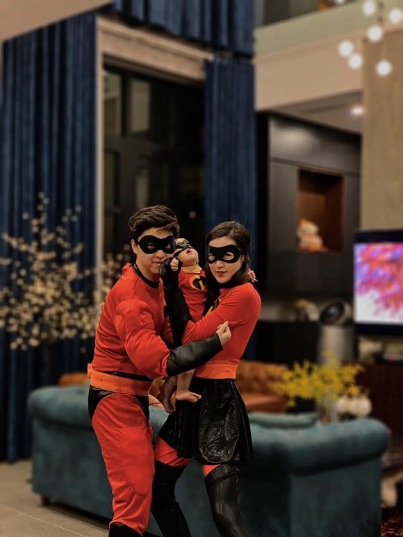 Vợ chồng Á hậu Dương Tú Anh cùng con trai gây thích thú khi hóa thân thành gia đình siêu nhân vào dịp Halloween.