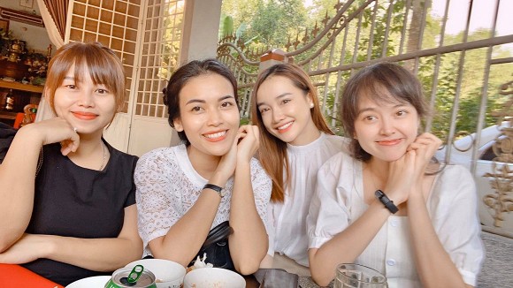 Nhã Phương vui vẻ bên hội bạn thân ở Long Thành, Đồng Nai.