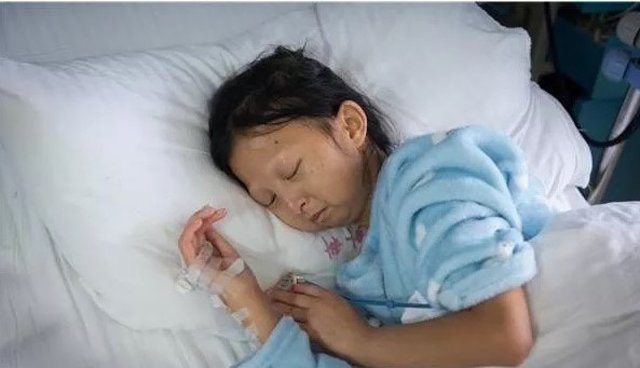 Cô gái đã phải nhập viện điều trị do nhịn ăn nuôi em bị bệnh.