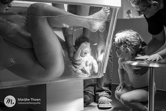 Hình ảnh về một ca sinh thường dưới nước do nhiếp ảnh gia Marijke Thoen chụp. Bức hình đã đạt hạng nhất trong cuộc thi của Hiệp hội nhiếp ảnh gia sinh nở chuyên nghiệp quốc tế tổ chức năm 2018.