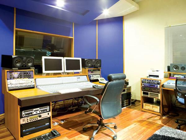 Ngoài những phòng chức năng cơ bản, vợ chồng diva còn đầu tư hẳn phòng thu âm với những trang thiết bị điện tử hiện đại bậc nhất.    