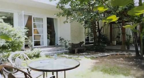 Phía trước và sau của ngôi nhà đều rợp bóng cây xanh của diễn viên Chi Bảo.