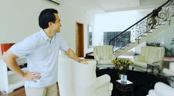 Nội thất trong nhà sử dụng gam màu trắng chủ đạo, kết hợp chi tiết gỗ và ánh đèn vàng ấm áp.