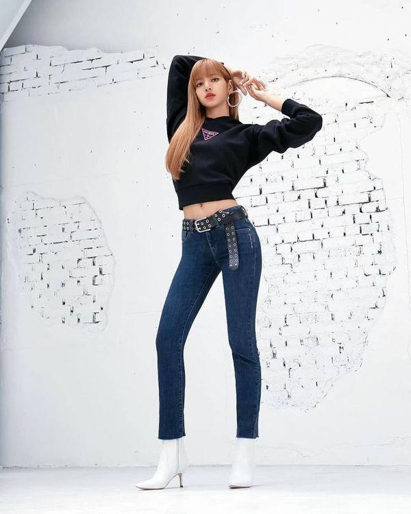 Chiếc quần jeans này càng tôn lên vẻ đẹp khỏe khoắn mượt mà đôi chân của Lisa